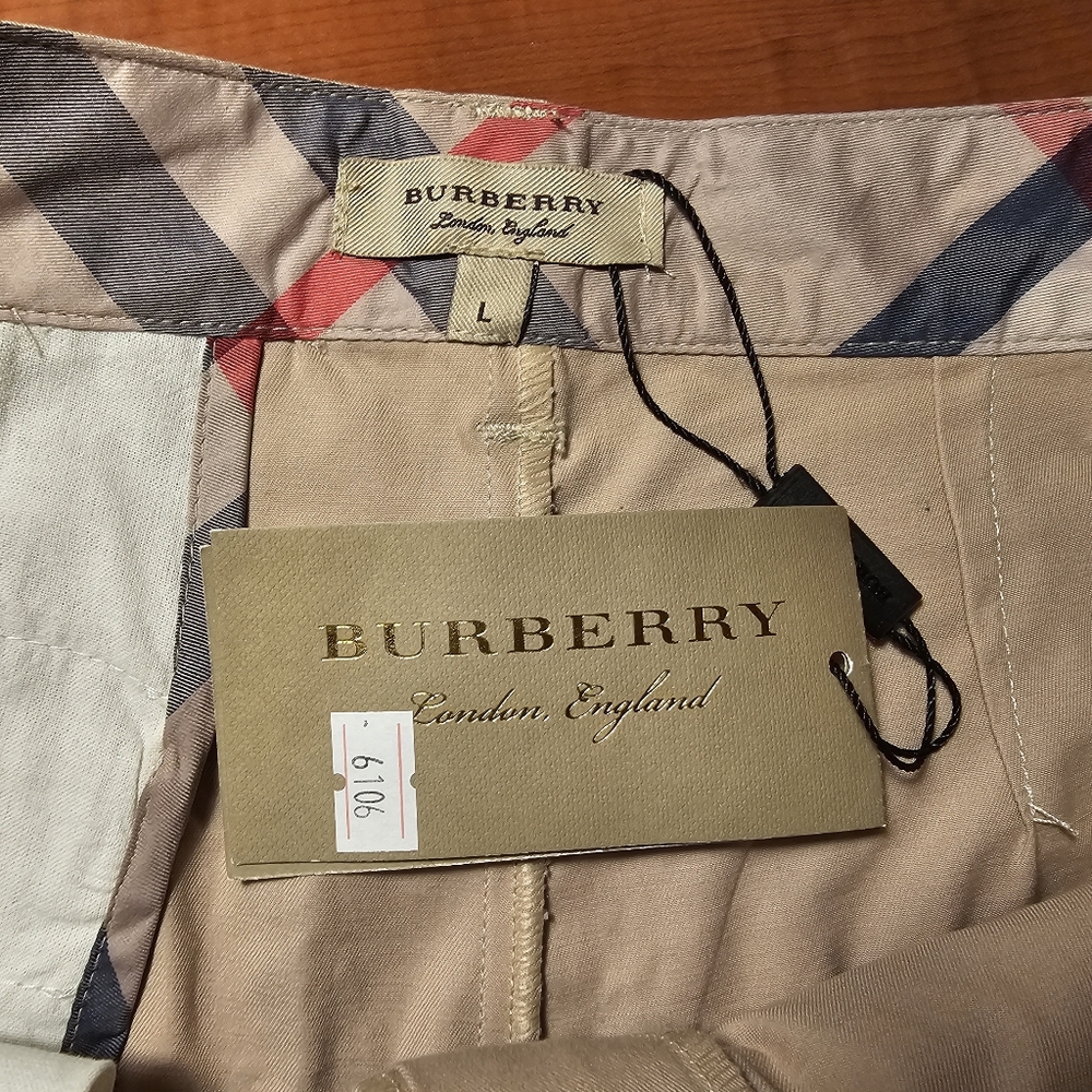 100% auth, Burberry women shorts, size M, new with tags
